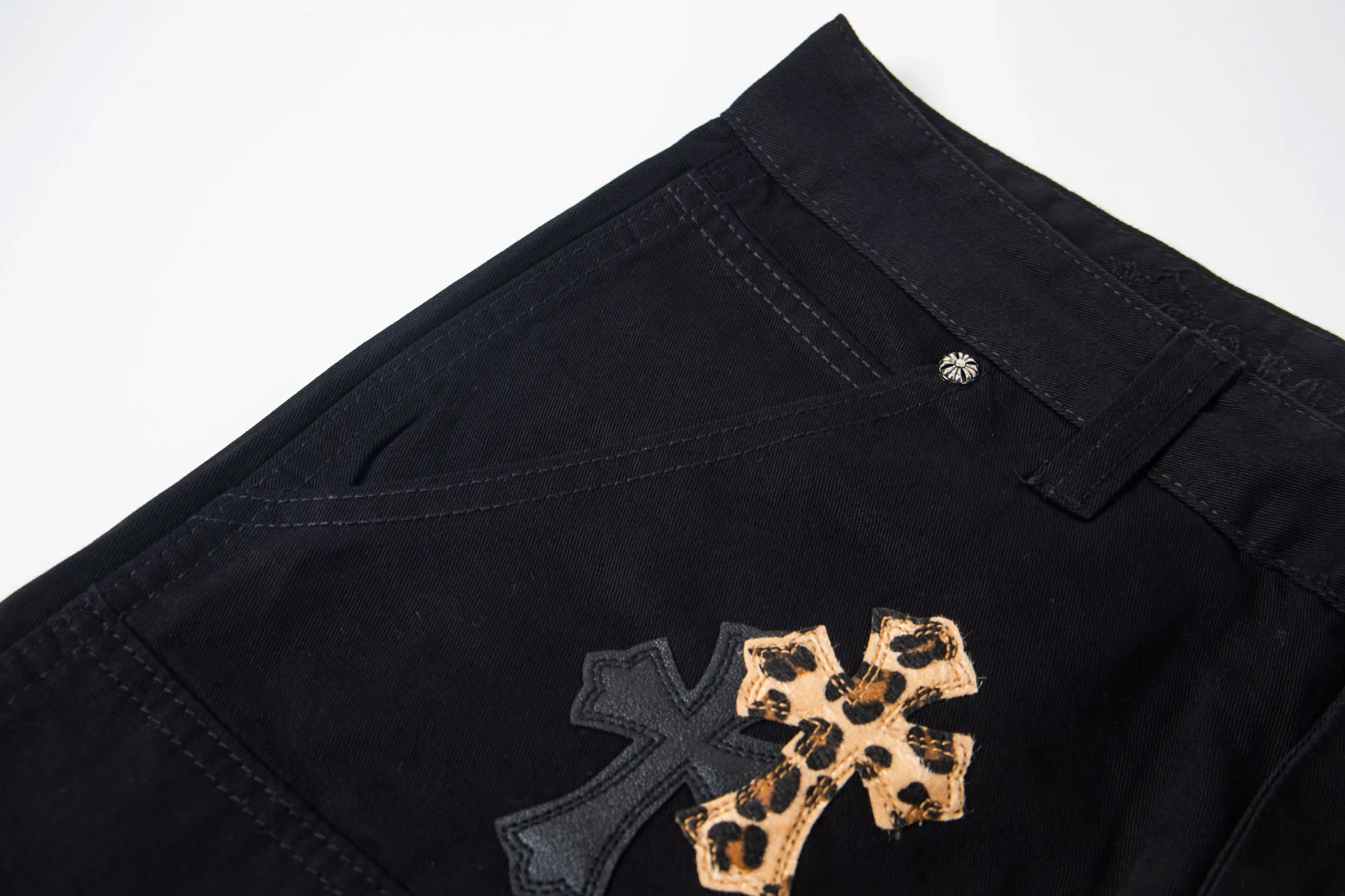 P270 💰 (Top version) Chrome hearts leopard print with black leather and multi-leather elements washed jeans. Really restores the ultimate vintage texture. Three-dimensional version. Loose and comfortable, not picky about the figure. Makes taller and slimmer. Factory precision. Original quality control. Same style for men and women. Can be matched with couples. Versatile recommendation. Must-have jeans for all seasons. Fashionistas have been disappointed. From the quality selection of fabrics, the tailoring of details, and the matching of patterns, they are all impeccable! The upper body is so handsome when worn...it can be easily worn by men, women and children! The craftsmanship is made of heavy-duty washed pure cotton denim fabric. After washing, it is soft and thick and looks very stylish when worn. Color: black Size: 28-30-32-34-36 (corresponding to S-M-L-XL-XXL)